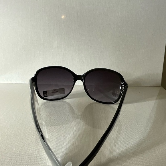 Elegant Black Sunglasses by Persol - Picture 4 of 5